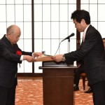 表彰状を授与される遠藤会長