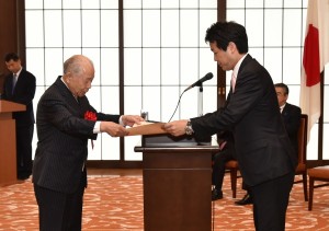      表彰状を授与される遠藤会長