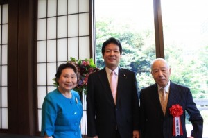     薗浦健太郎外務副大臣と遠藤会長ご夫妻