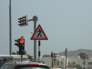 歩行者に注意（全国共通ヨタヨタ歩きの標識。何か手が長すぎるような…）